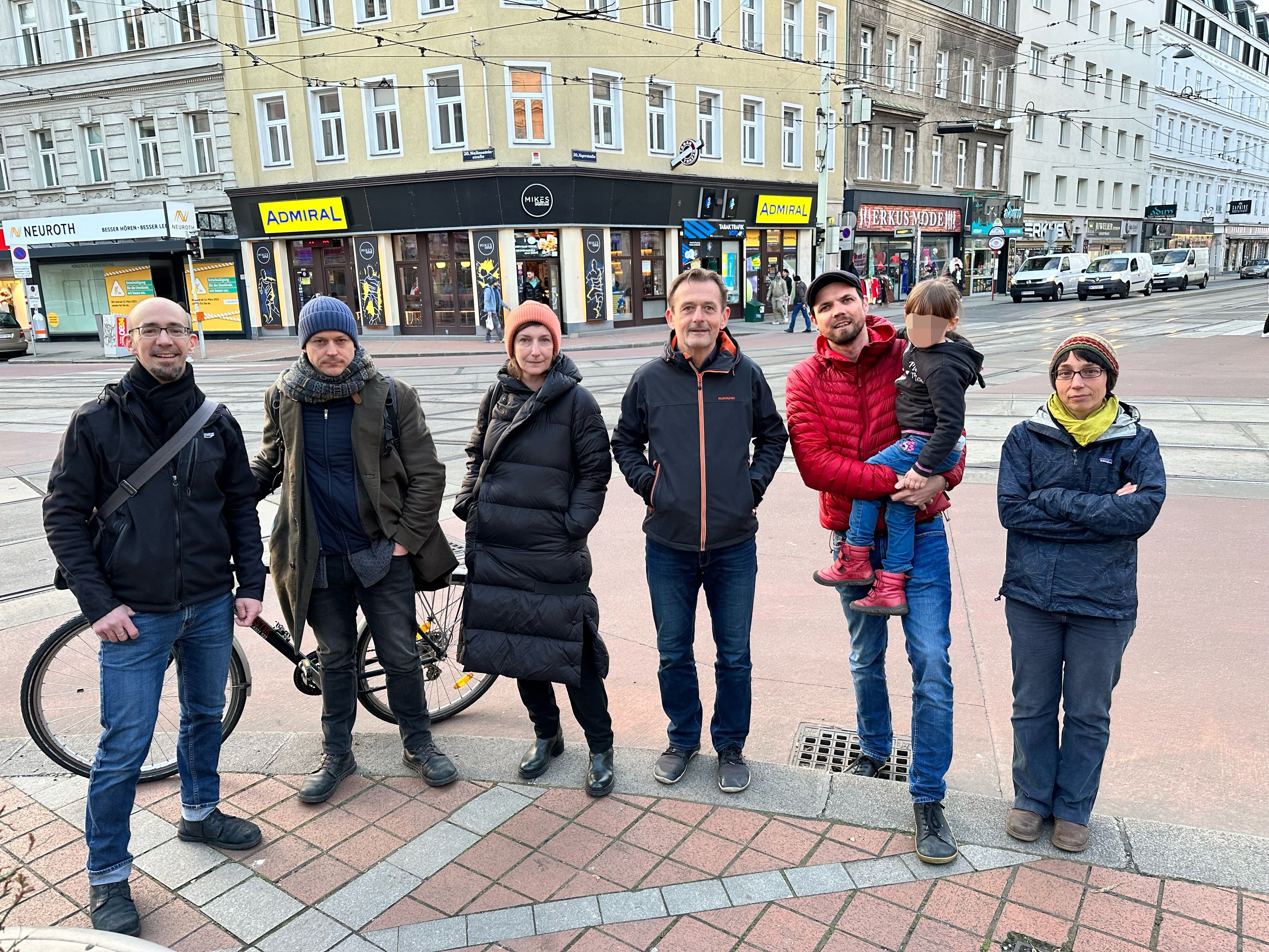 Gemeinsam mit zahlreichen Anrainern startete Otto Mittmannsgruber (4.v.l.) eine Petition. Die Forderung: Eine Begegnungszone in der Wallensteinstraße.