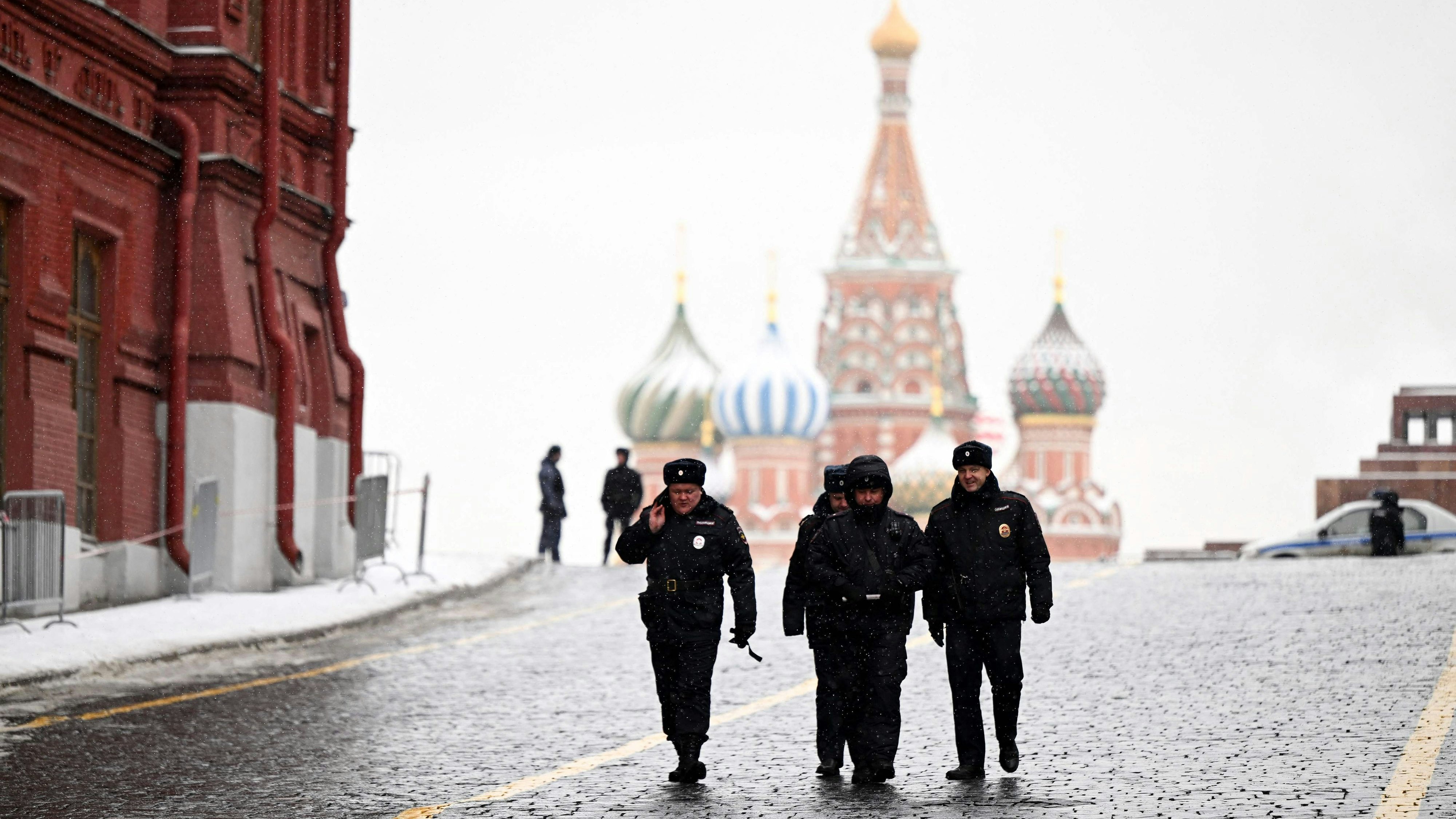 Police officers walk outside the empty Red Square prior a memorial ceremony to mark the 70th anniversary of the death of late Soviet leader Joseph Stalin in Moscow on March 5, 2023. (Photo by Kirill KUDRYAVTSEV / AFP) - 20230305_PD3646 - Rechteinfo: Rights Managed (RM) Nur für redaktionelle Nutzung! Werbliche Nutzung erfordert Freigabe: bitte schicken Sie uns eine Anfrage.