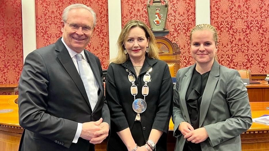 Landesparteiobmann Karl Mahrer, Malmös Vizebürgermeisterin Anja Nordberg Sonesson und Fraktionspräsidentin der Moderaterna Helena Nanne. 