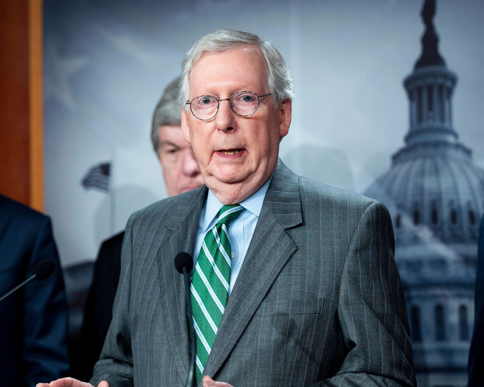 US-Senatsführer Mitch McConell musste nach einem Sturz verletzt ins Spital eingeliefert werden.