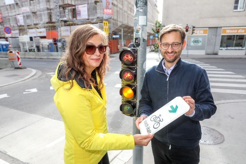Mobilitätsstadträtin Ulli Sima (SPÖ) und Radverkehrsbeauftragter Martin Blum mit den Hinweisschildern für das Rechts-Abbiegen für Radfahrer bei Rot.&nbsp;