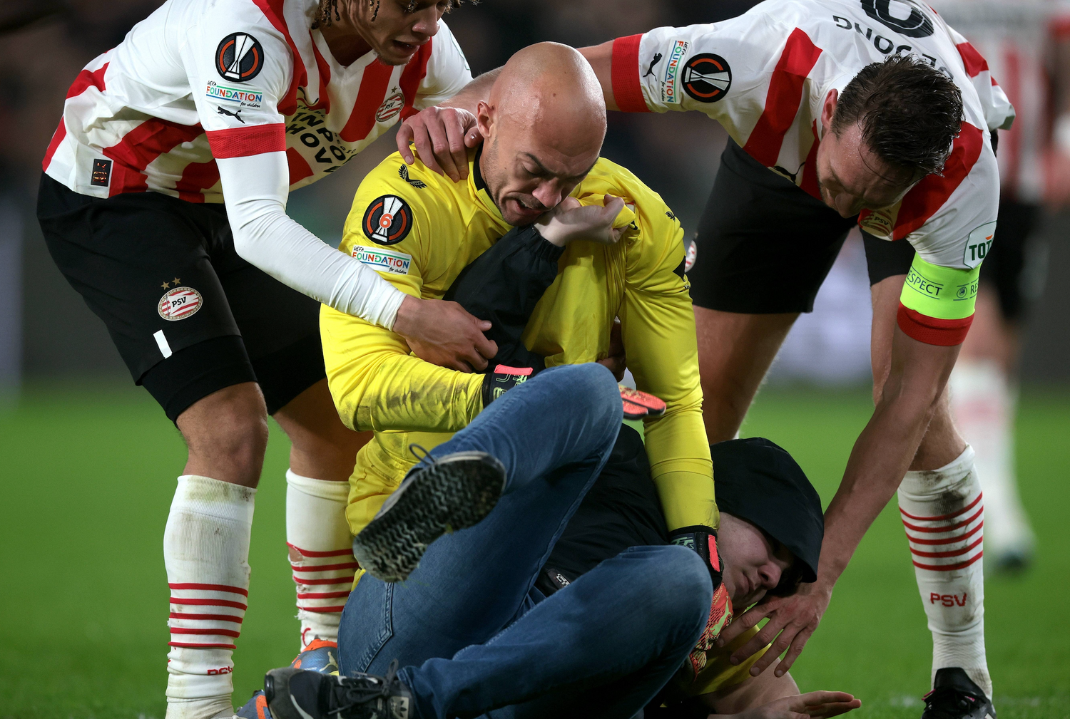 Goalie Marko Dmitrovic überwältigt den Gewalt-Flitzer.