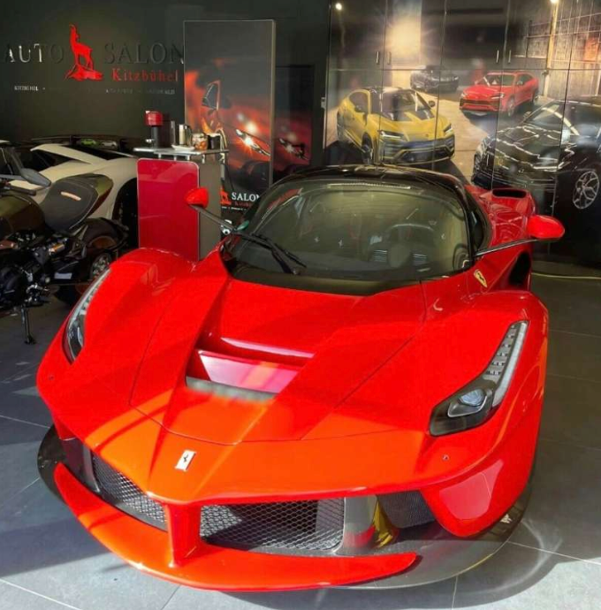 Ein Tiroler Autohaus bietet rares Sammler-Stück von Ferrari auf Willhaben.at an.
