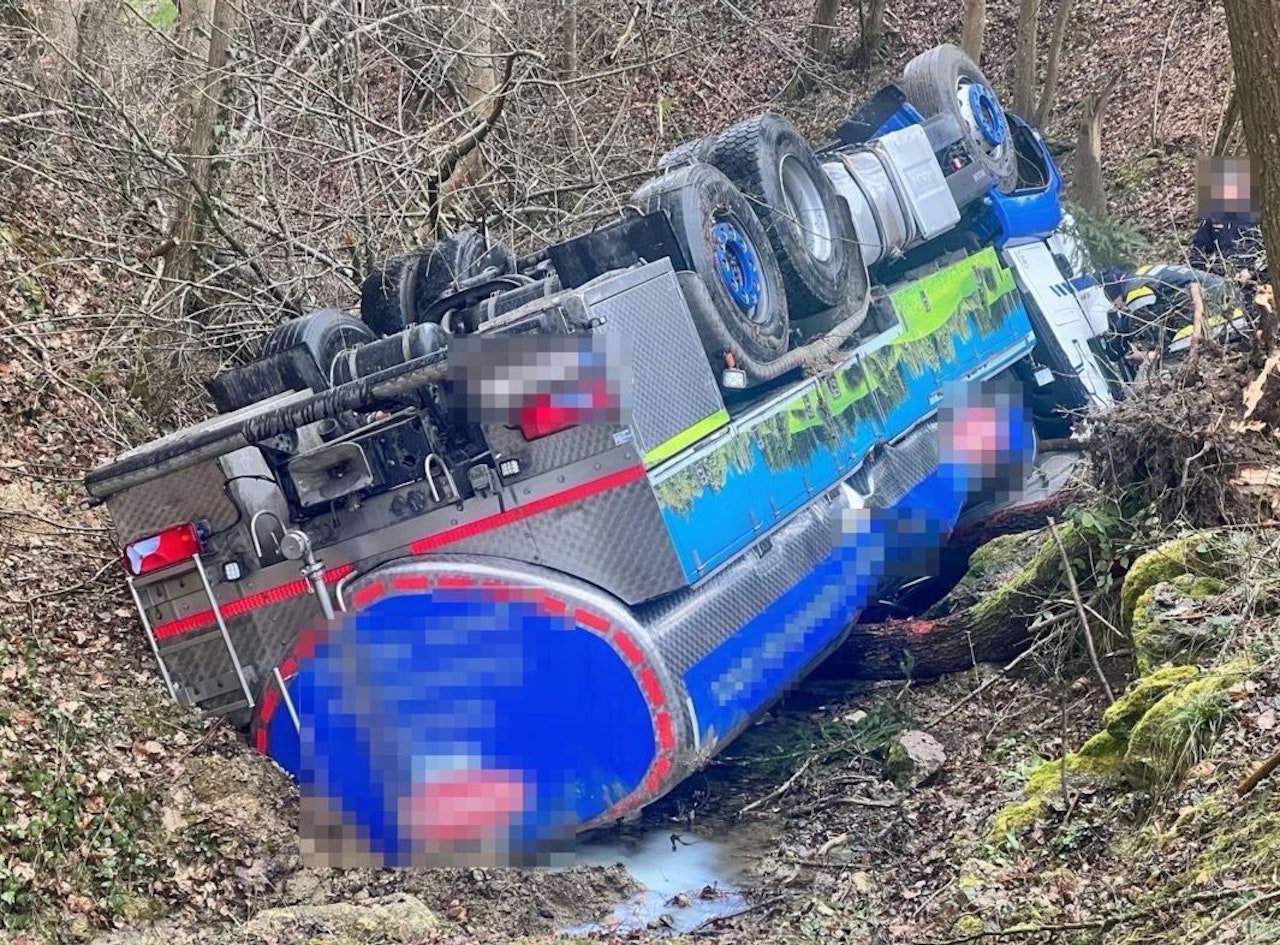 Heute.at - Milchlaster stürzte über Böschung, landete im Graben
