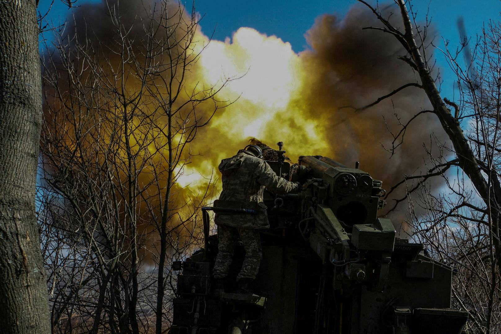 Ukrainische Soldaten feuern eine Haubitze in Richtung russischer Truppen außerhalb der Frontlinie in Bachmut. 