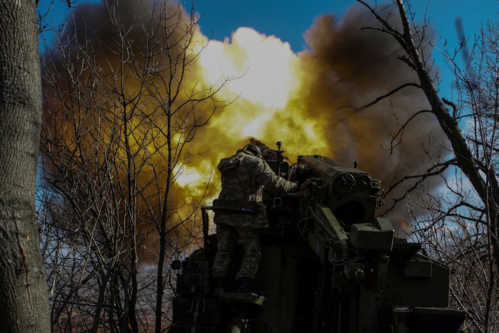 Ukrainische Soldaten feuern eine Haubitze in Richtung russischer Truppen außerhalb der Frontlinie in Bachmut. 