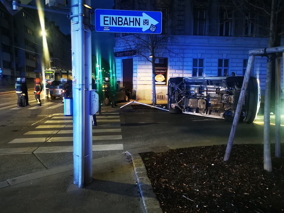 Heftiger Crash in Wien-Ottakring – Lenker eingeklemmt