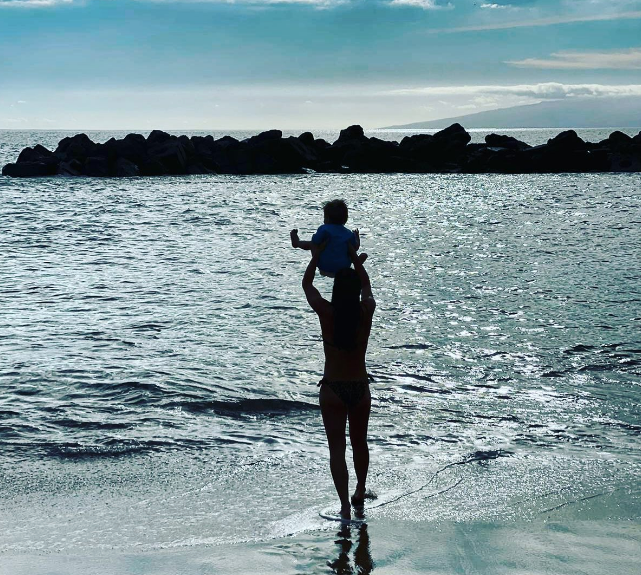 Anna Veith mit ihrem Henry am Meer.