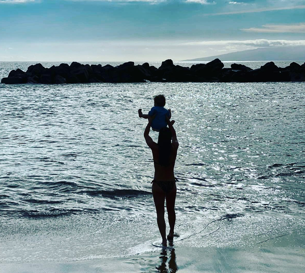 Anna Veith mit ihrem Henry am Meer.