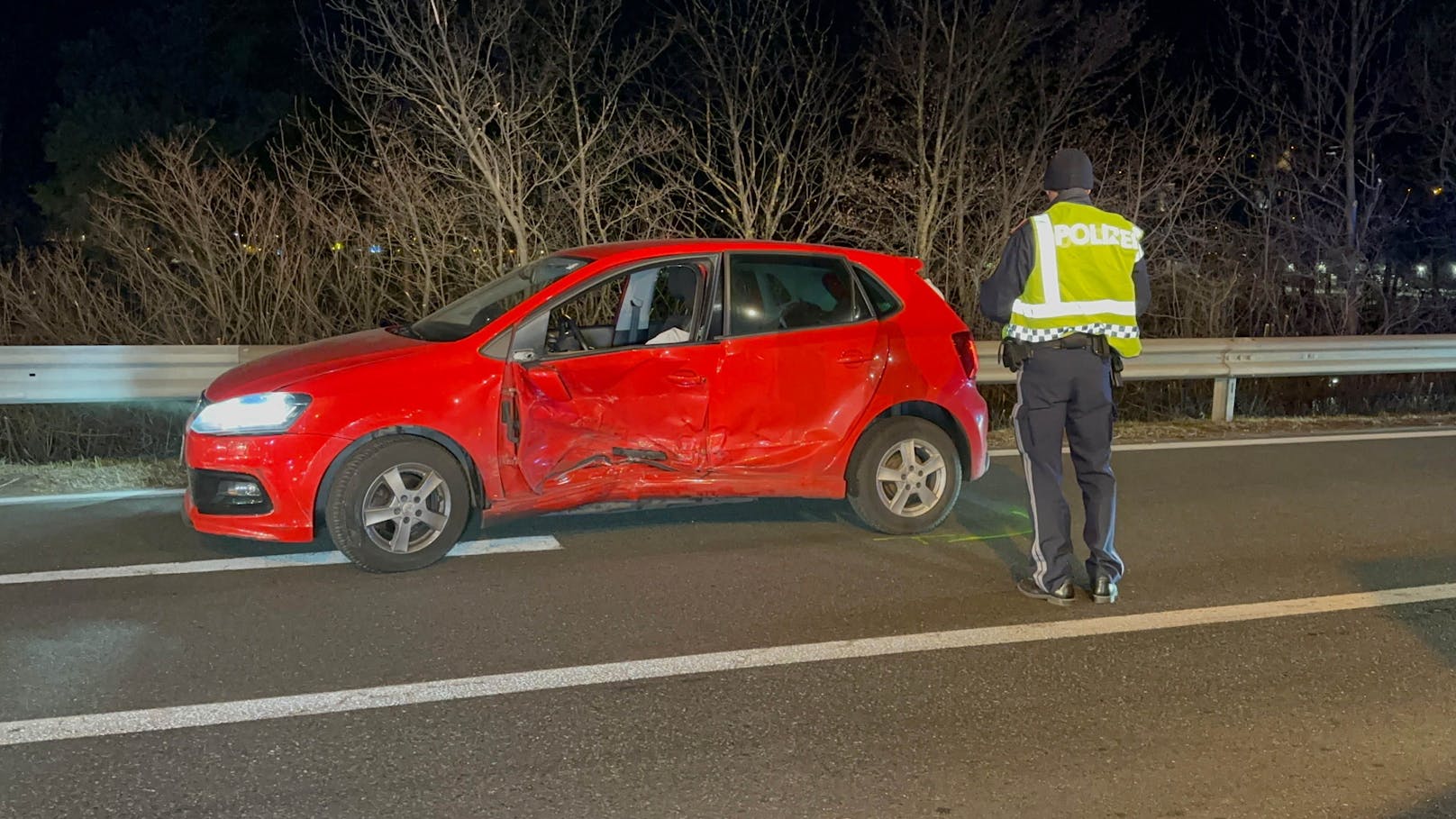 Rettungseinsatz am Mittwoch in Tirol! An einer Kreuzung in Schwaz kollidierten zwei junge Autofahrer – beide wurden bei dem Unfall verletzt.