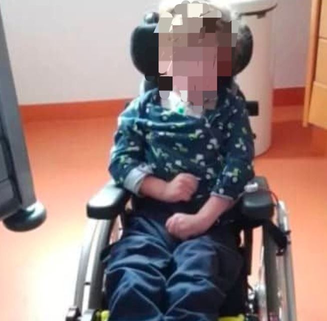 Jakob lag wochenlang im Koma, weil er eine Nuss verschluckte.