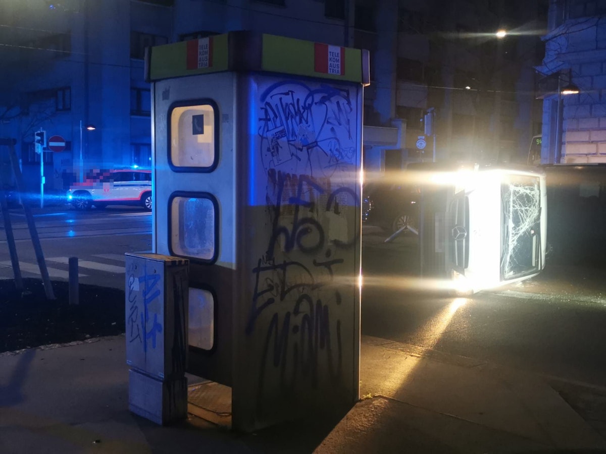 Heftiger Crash in Wien-Ottakring – Lenker eingeklemmt