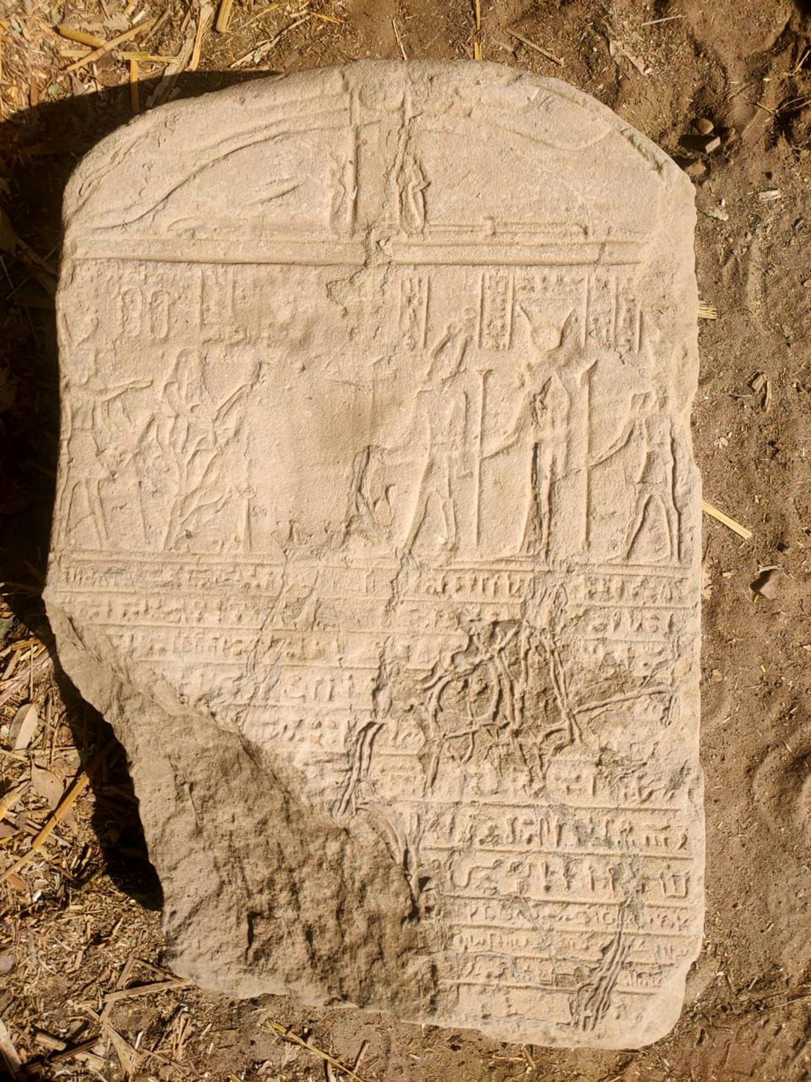 Eine römische Stele mit altägyptischen Inschriften und Hieroglyphen soll darauf hinweisen, dass es bei der Sphinx um ein Abbild des römischen Kaiser Claudius handeln könnte.