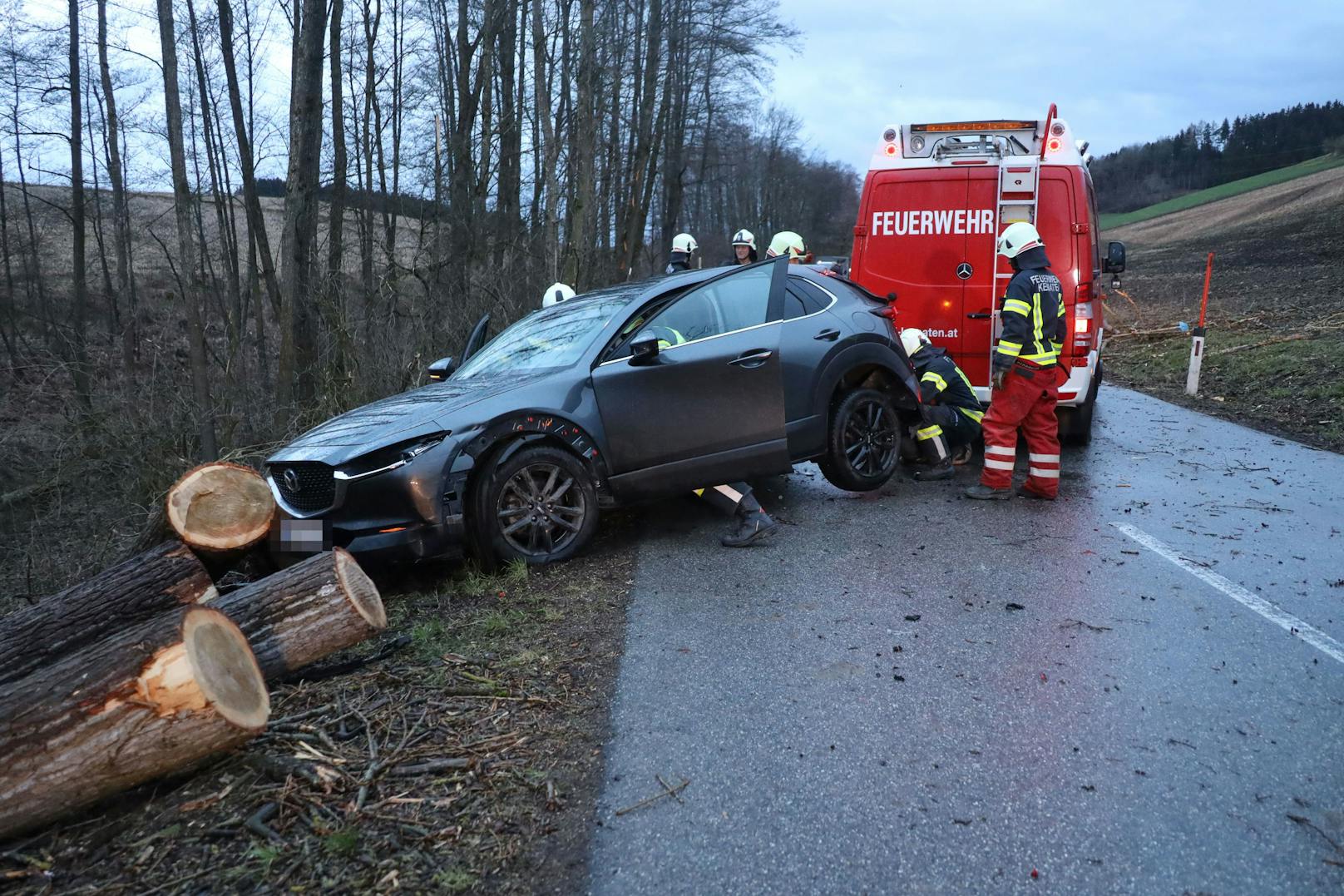 Das Sturmtief führte zu schweren Unfällen, wie hier in Kematen am Innbach (Bez. Grieskirchen).