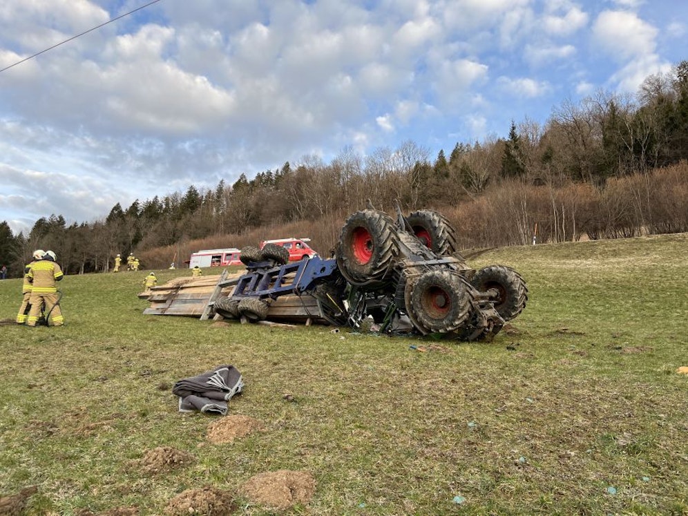 Der Mann kam mit seinem Traktor von der Fahrbahn ab und wurde schwer verletzt.