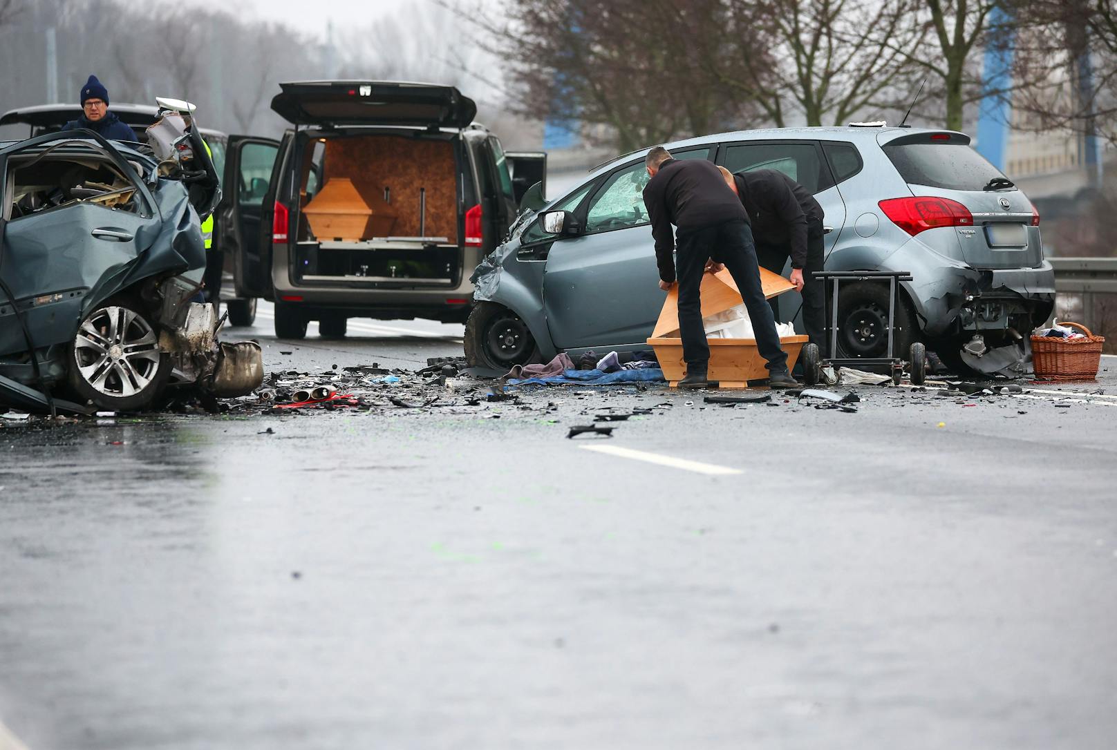 Zwei nachfolgende Autos stießen ebenfalls gegeneinander, den Mercedes und die Leitplanke und einen entgegenkommenden Lkw.