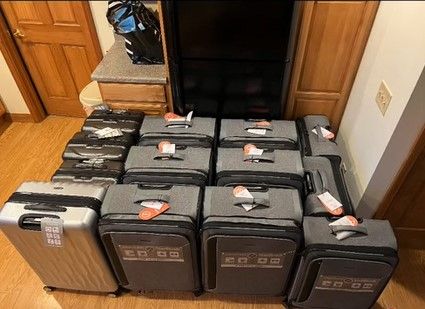 Sage und schreibe 13 neue Koffer schickte ihr die Airline als Ersatz. Behalten durfte Thompson freilich nur einen.