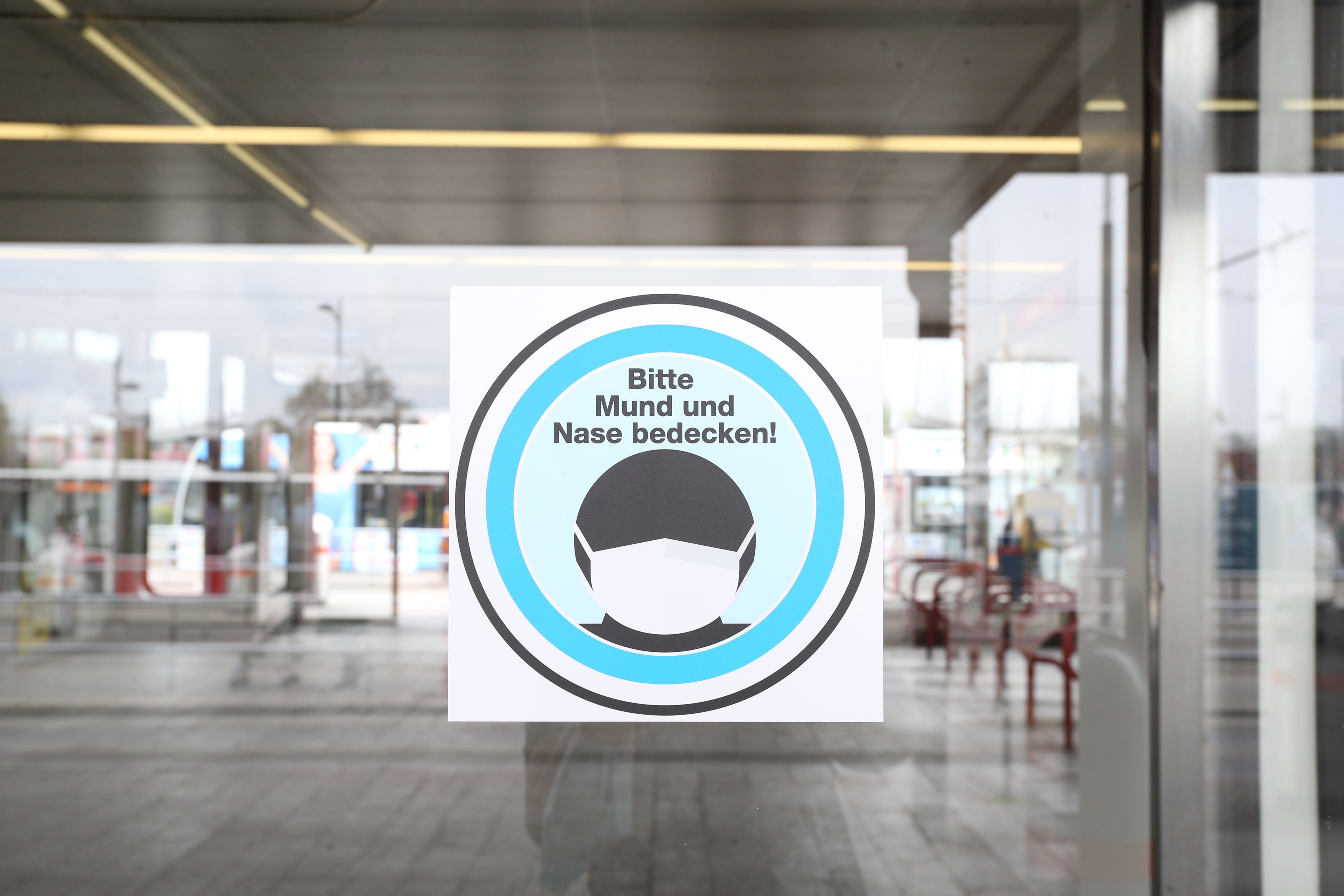 Die Masken-Pickerl sind mittlerweile verschwunden – erlaubt bleibt das Tragen trotzdem.