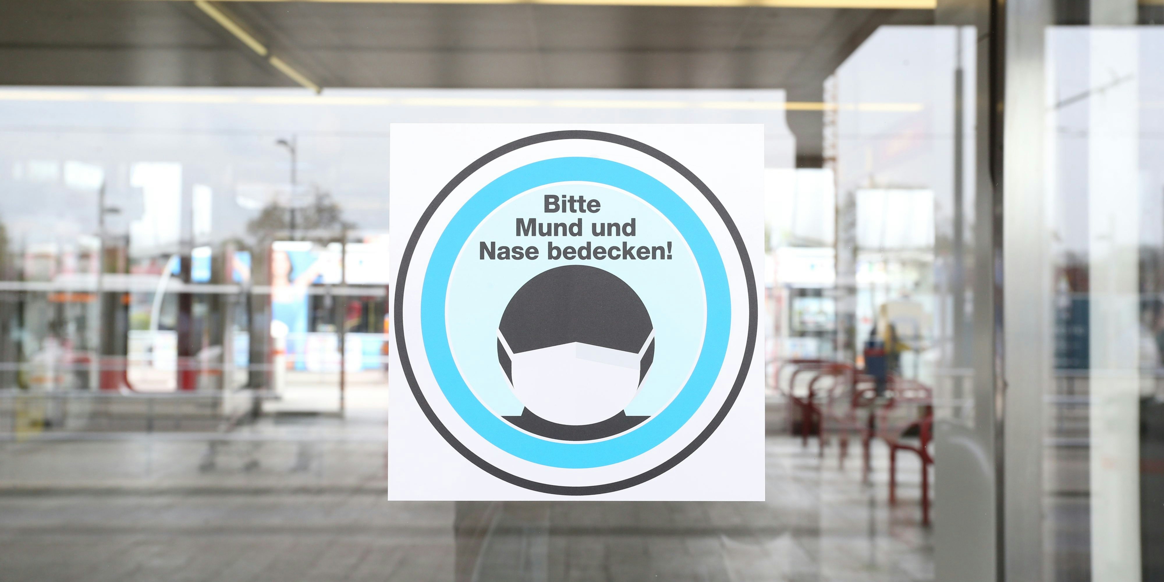 Die Masken-Pickerl sind mittlerweile verschwunden – erlaubt bleibt das Tragen trotzdem.