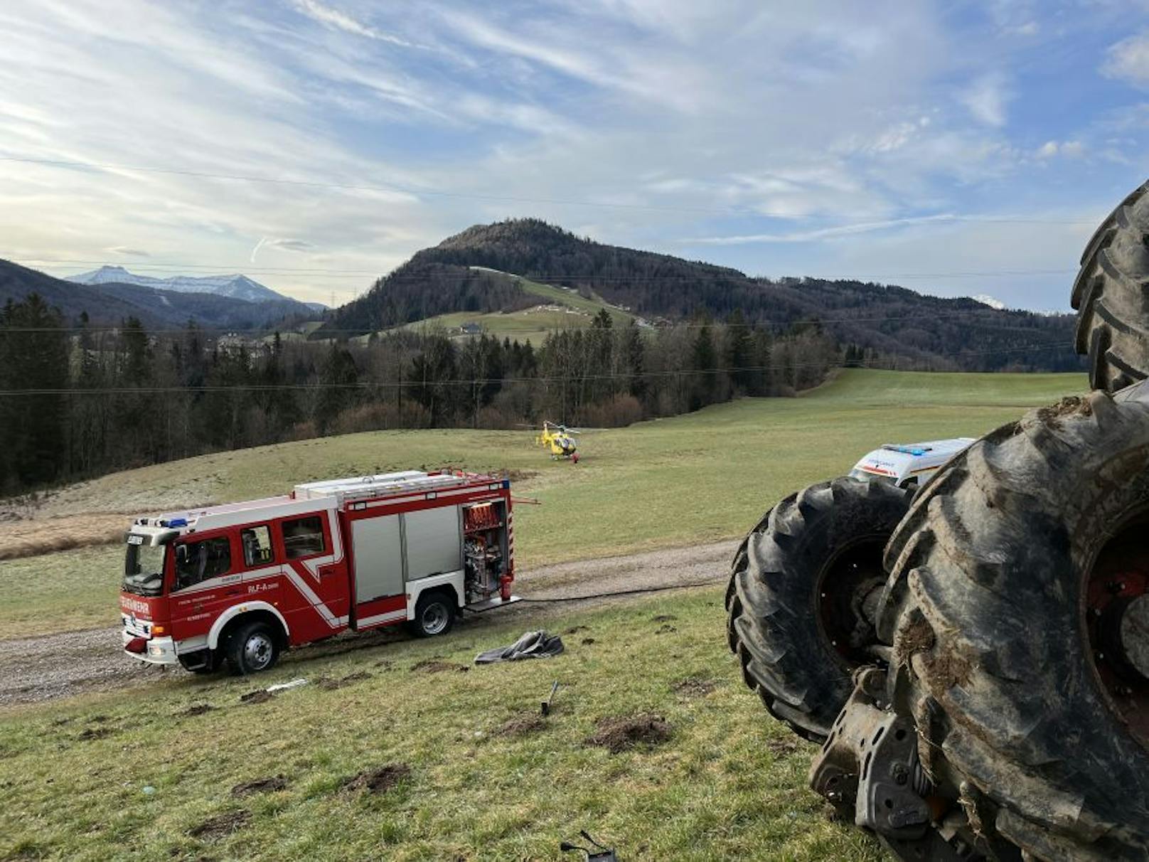 Das Team des Notarzthubschrauber Christophorus 6 übernahm den schwer Verletzten und brachte ihn ins Uniklinikum Salzburg.