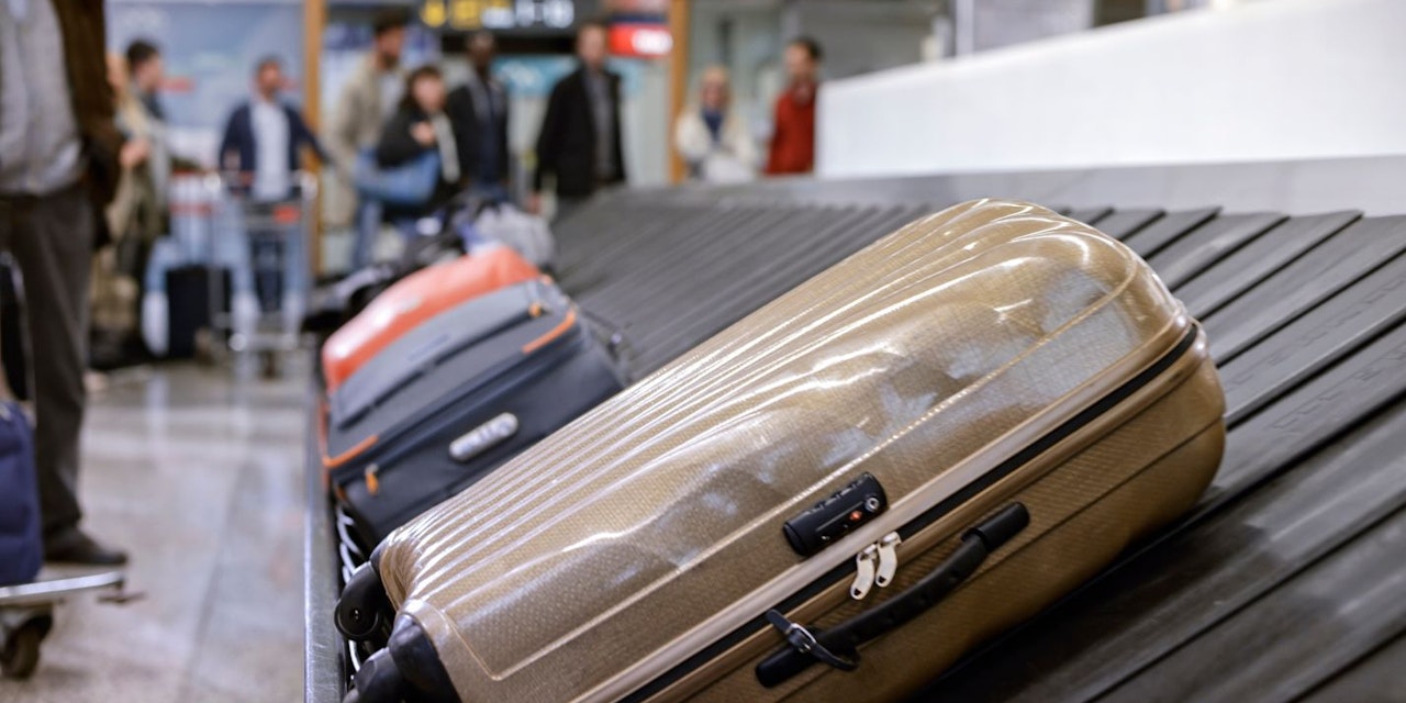 Elegantes Koffer Kaputt Nach Flug Fotos