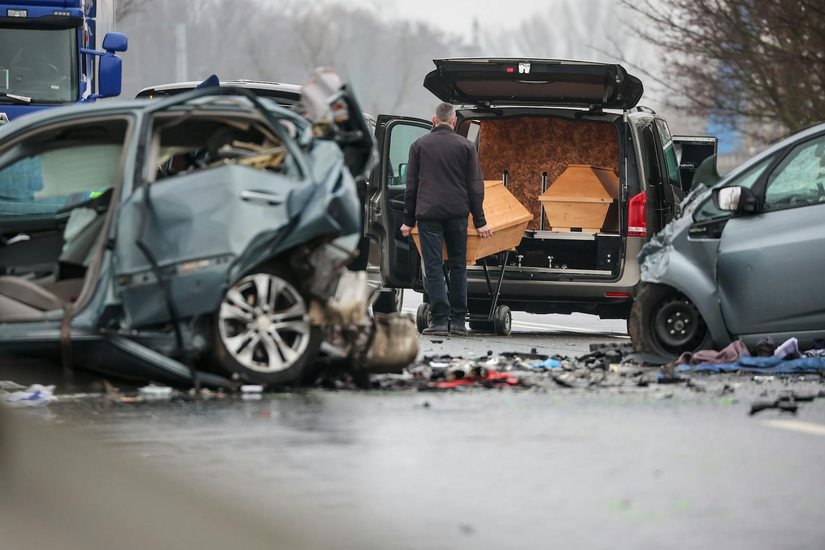 Die Straße glich einem Trümmerfeld, ein Pensionisten-Paar (72, 71) sowie eine 68-Jährige konnten nur noch tot geborgen werden. <a target="_blank" data-li-document-ref="100259691" href="https://www.heute.at/g/18-jaehriger-verursacht-horror-crash-3-tote-100259691">Hier weiterlesen &gt;&gt;</a>