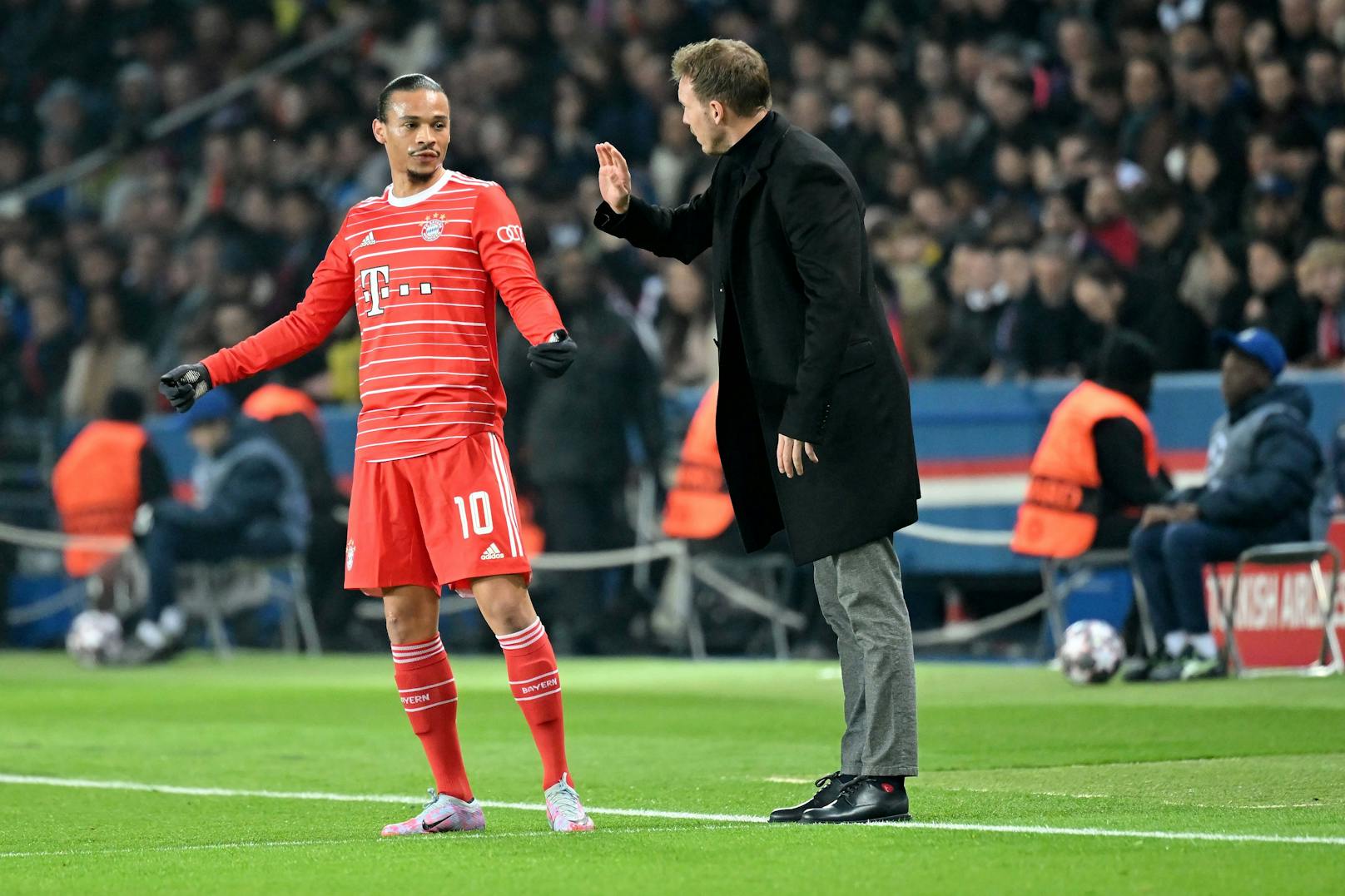 Leroy Sane ist am Freitag wieder zu spät gekommen, Bayern-Coach Julian Nagelsmann nahm es gelassen. 