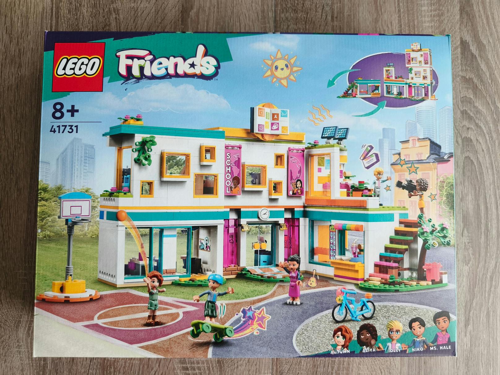 Das neue LEGO-Set Friends 41731 Internationale Schule hat es in sich: Für knapp unter 100 Euro gibt es 985 Teile, fünf Minifiguren, jede Menge Sticker und eines der ...