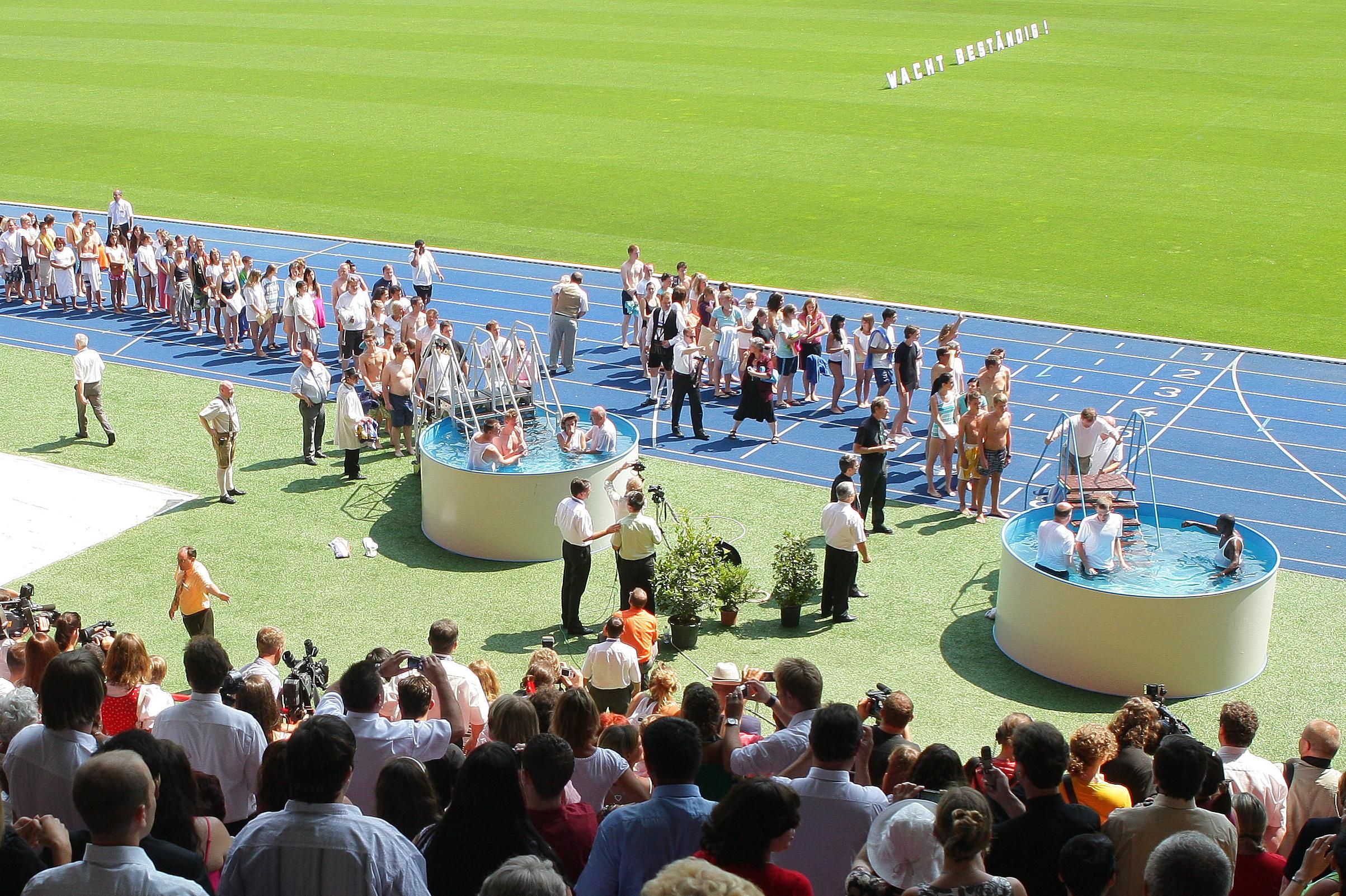 Massentaufe der Zeugen Jehovas im Wiener Ernst-Happel-Stadion. 2009 fand der internationale Kongress der Glaubensgemeinschaft in Wien statt.