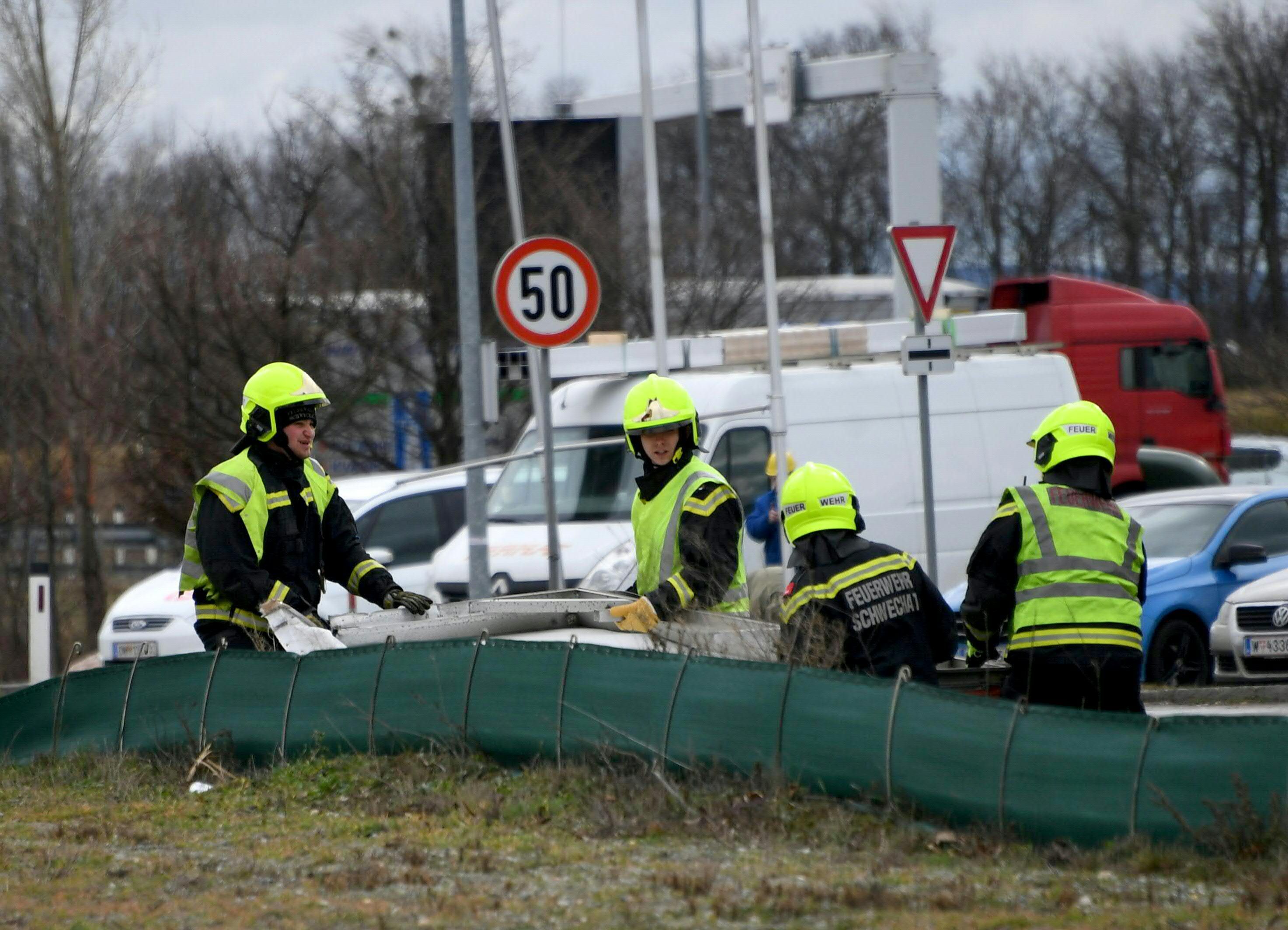Feuerwehrkräfte bei der Beseitigung von Sturmschäden in Schwechat. Archivbild