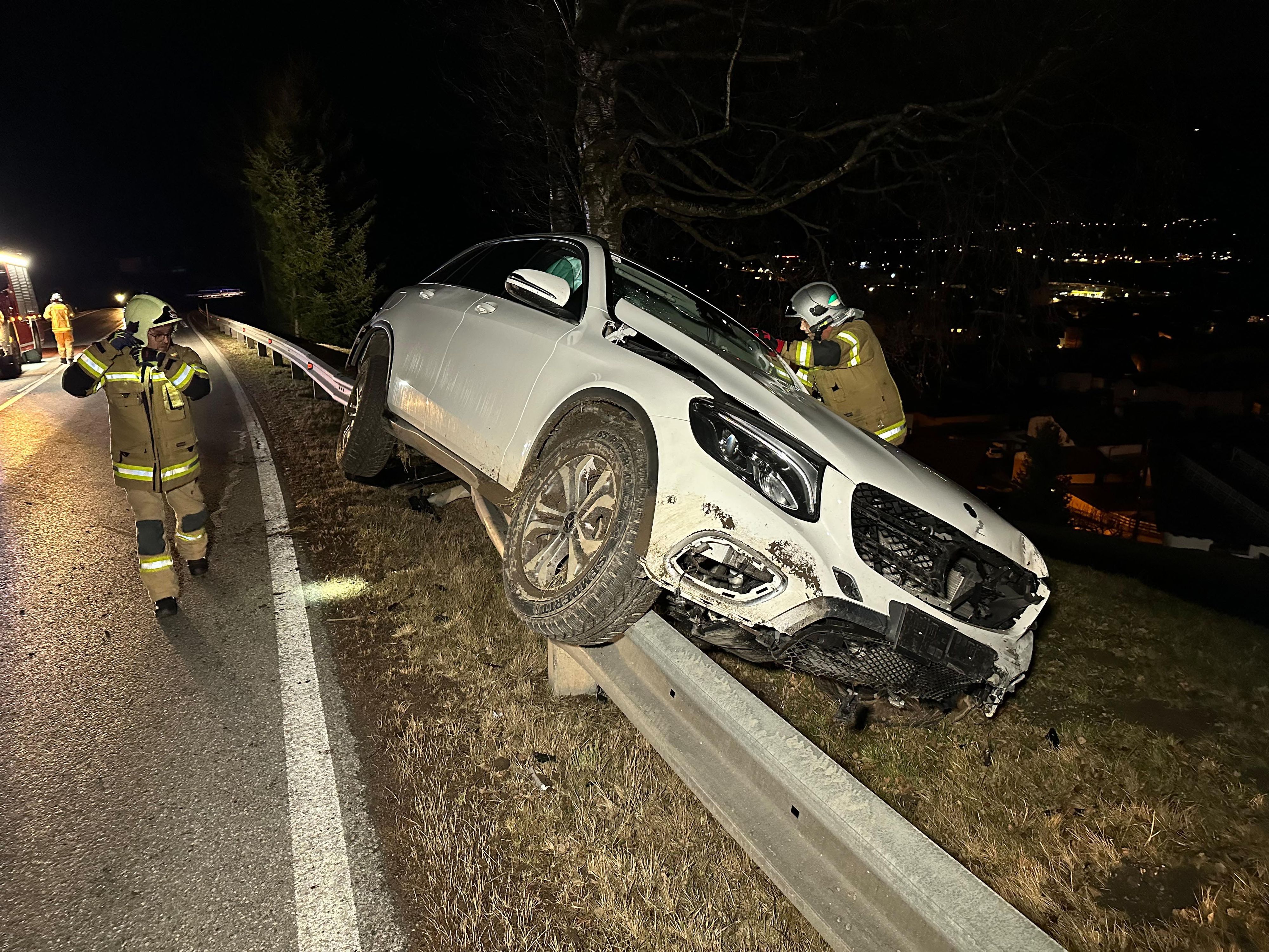 Der 47-jährige Fahrzeuglenker kam von der Fahrbahn ab und krachte gegen eine Leitschiene. Ein durchgeführter Alkotest ergab eine starke Alkoholisierung.