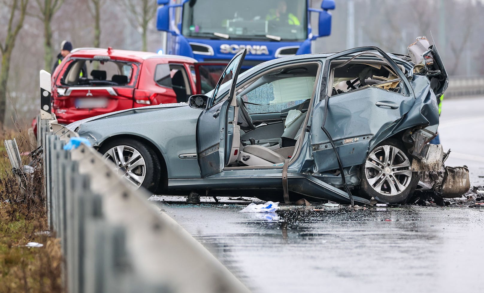 Aus noch ungeklärter Ursache war ein 18-Jähriger mit einem Mercedes plötzlich auf die Gegenfahrbahn geraten.