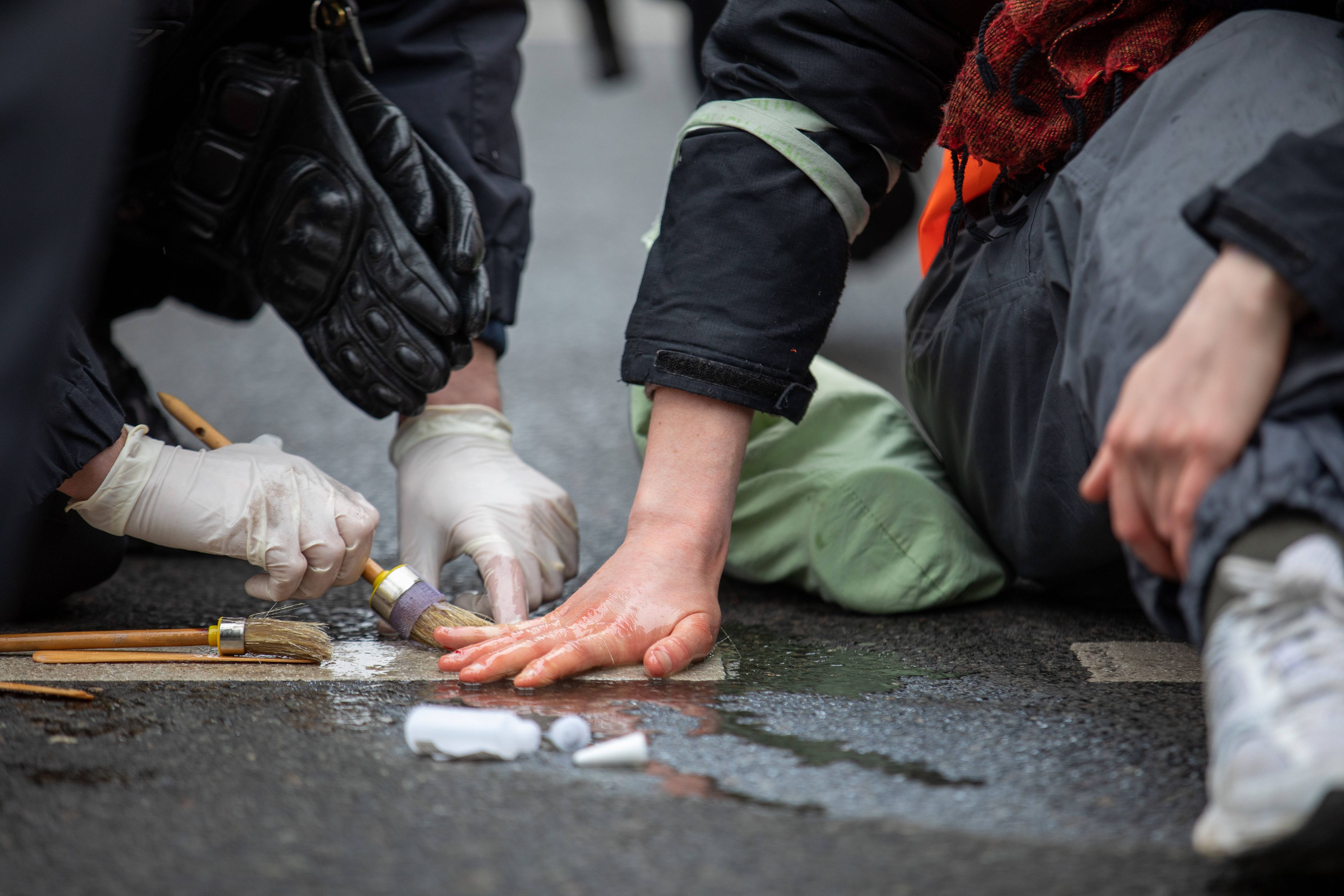Nach Bekanntwerden der horrenden Polizeikosten schießen die Klima-Kleber nun zurück.