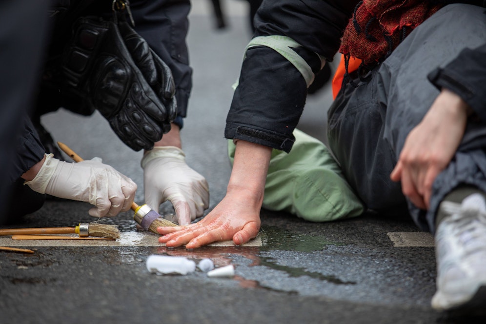 Nach Bekanntwerden der horrenden Polizeikosten schießen die Klima-Kleber nun zurück. (Symbolbild)