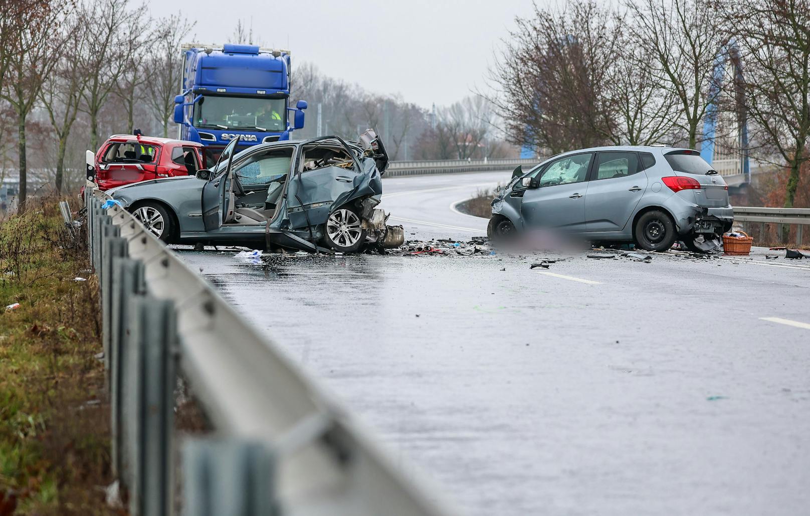 Dort krachte er mit voller Wucht gegen ein anderes Fahrzeug, sein Wagen wurde zurück katapultiert und gegen die gegenüberliegende Leitplanke geschleudert.