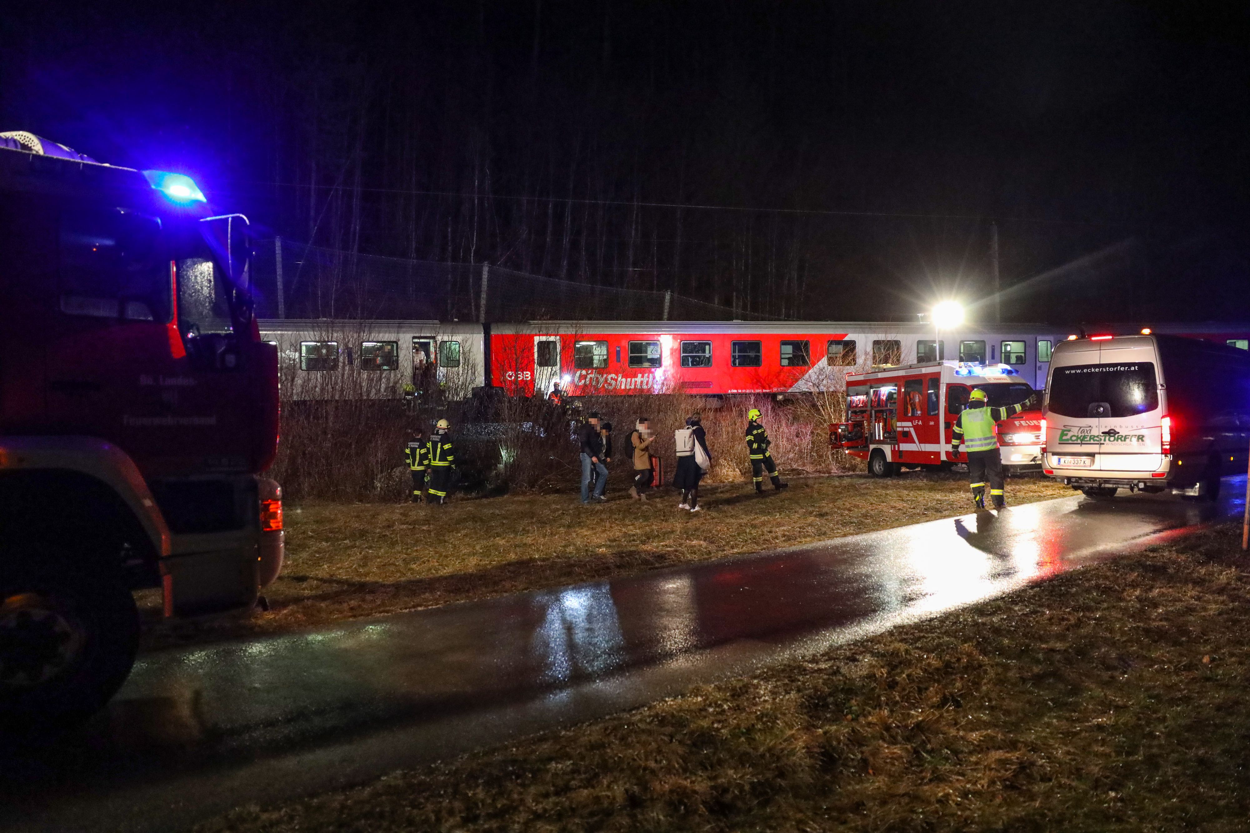 Die Feuerwehr machte den Weg für die Fahrgäste frei.