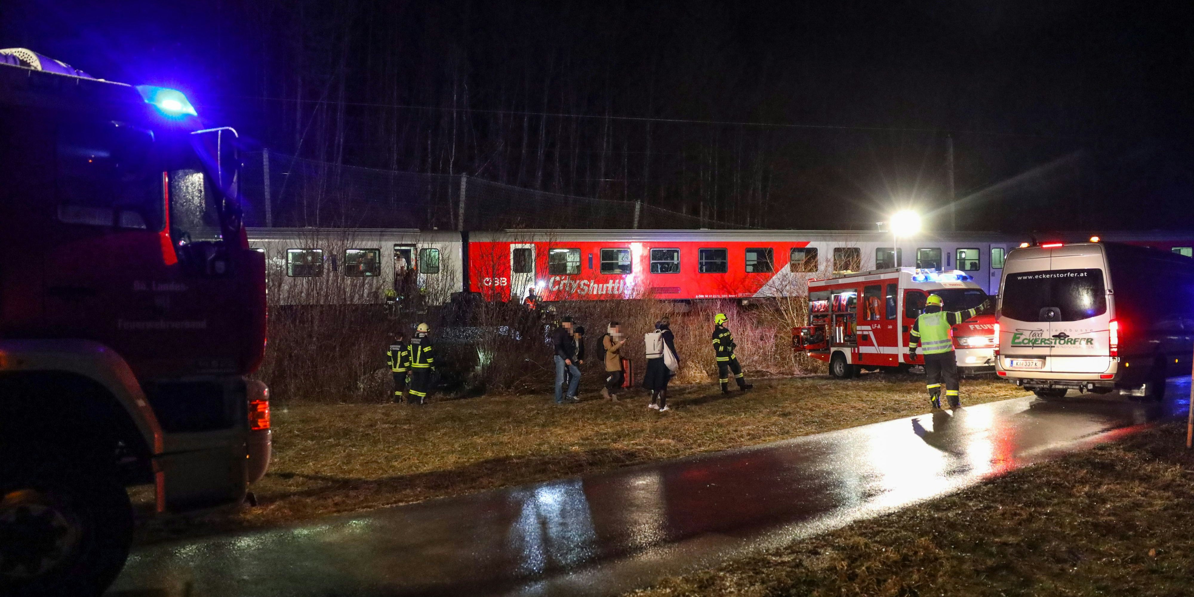 Die Feuerwehr machte den Weg für die Fahrgäste frei.