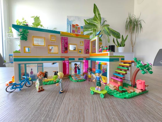 Das neue LEGO Friends Set ist eine modulare, kunterbunte Schule.