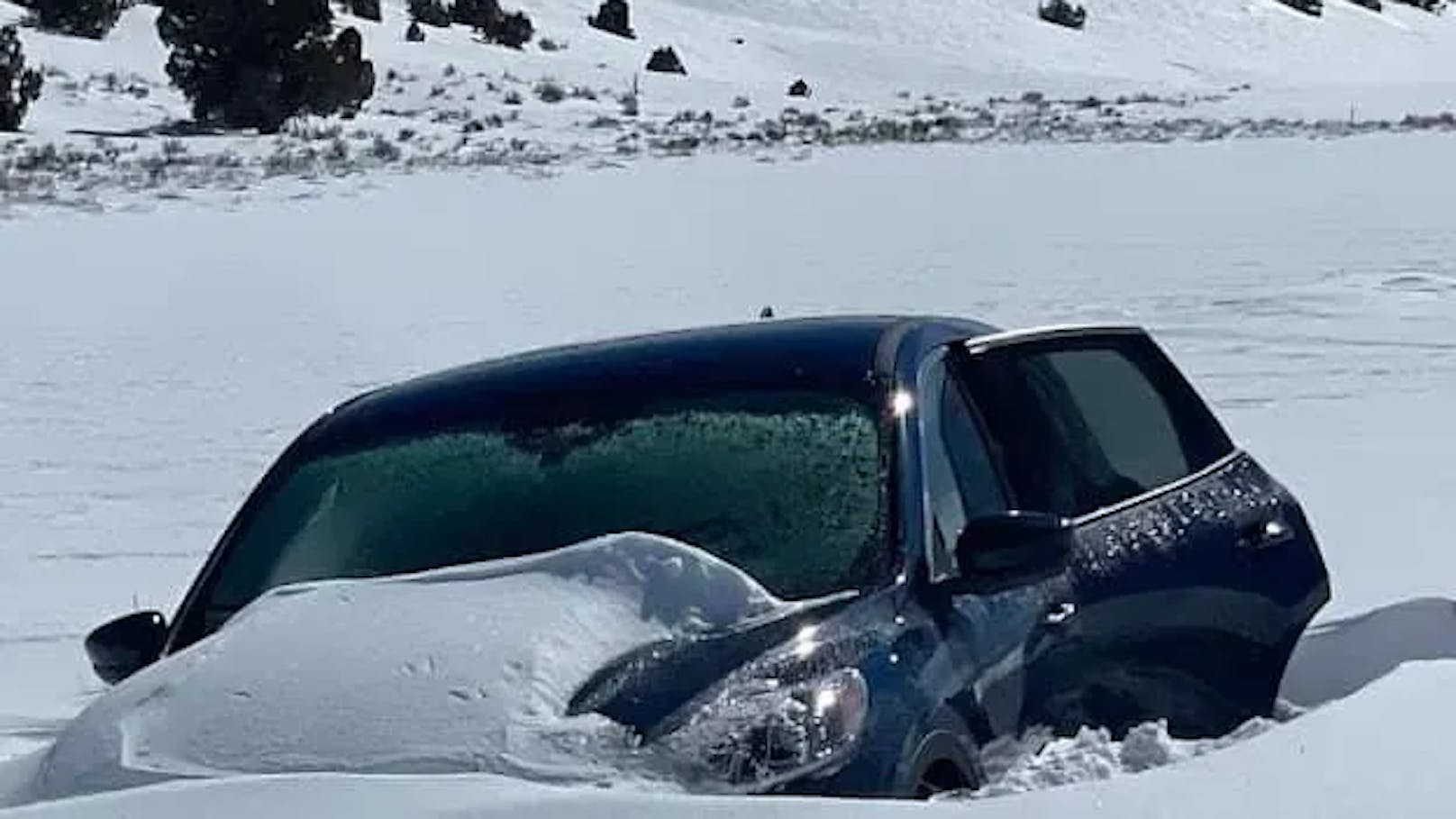 Der Wagen blieb während eines Sturmes im Schnee stecken.