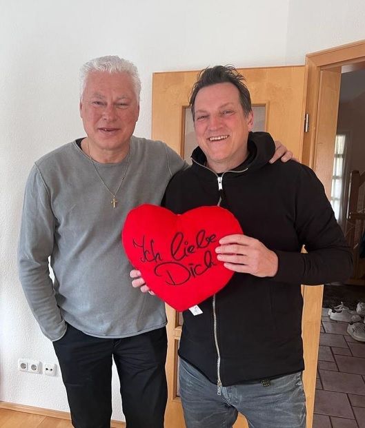 Andreas Herzog überbrachte Toni Polster persönlich Glückwünsche zu dessen Geburtstag. Dabei wurde gescherzt. 