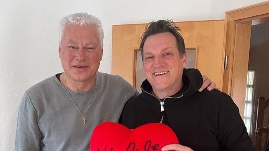 Andreas Herzog überbrachte Toni Polster persönlich Glückwünsche zu dessen Geburtstag. Dabei wurde gescherzt. 