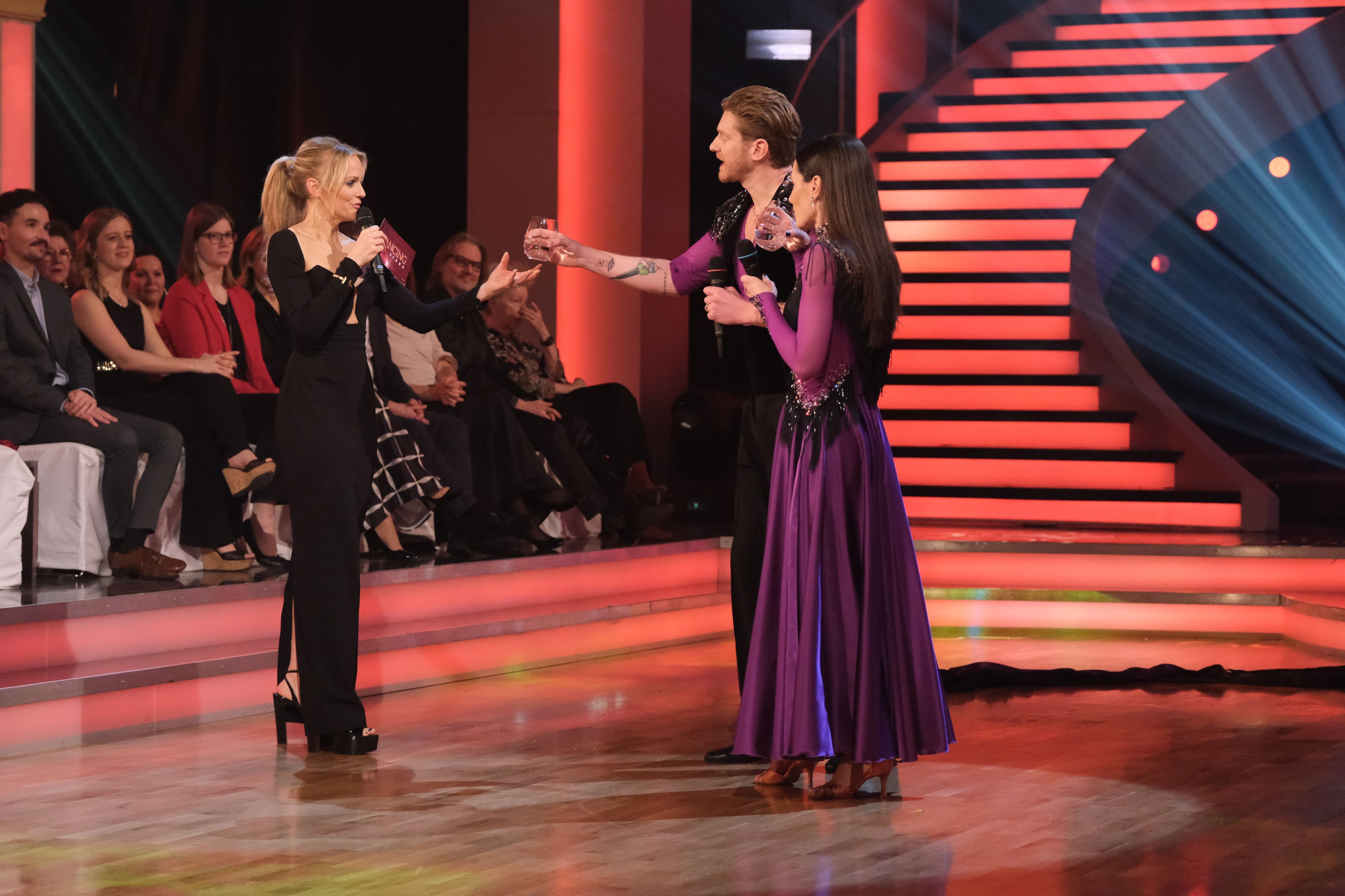 Lucas braucht traditionell einen Schluck Wasser nach seinem Auftritt.