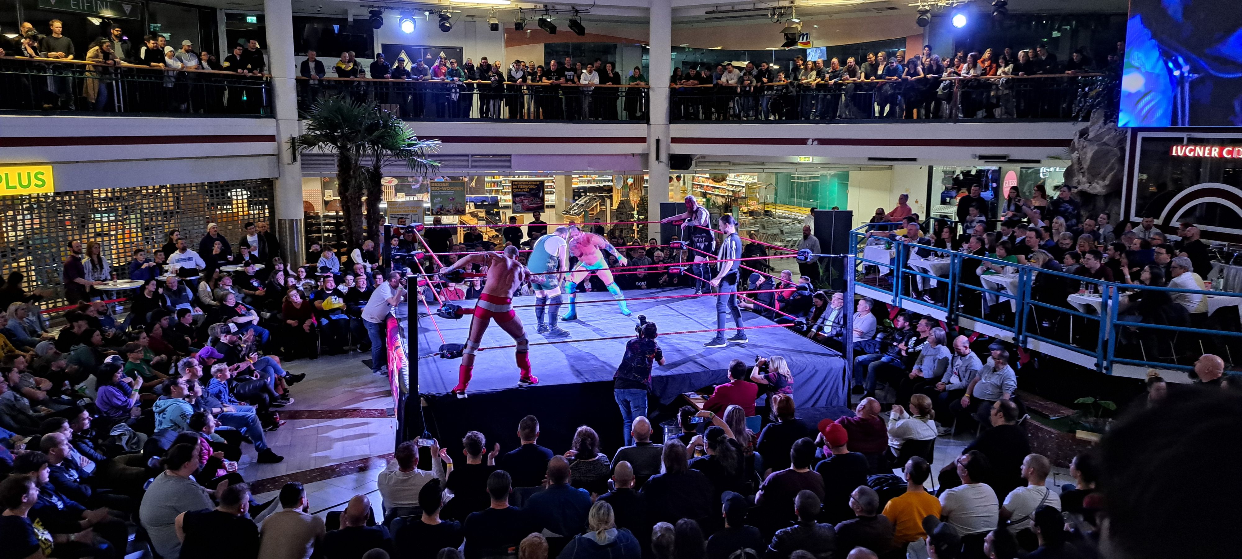 Wrestling-Action in der Lugner City