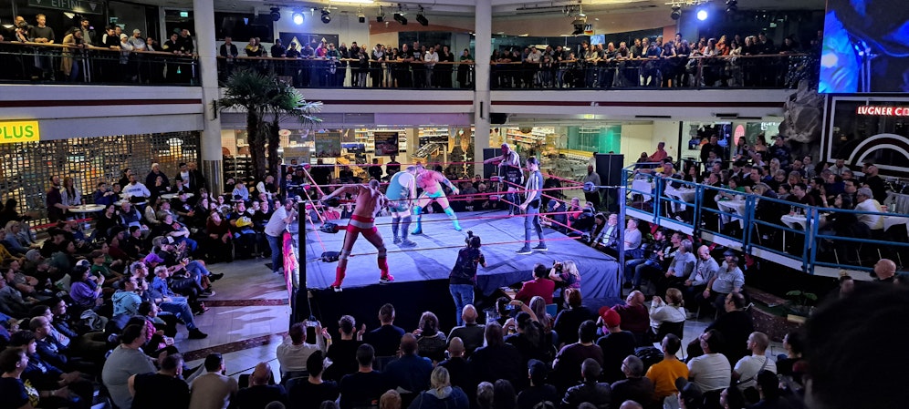 Wrestling-Action in der Lugner City