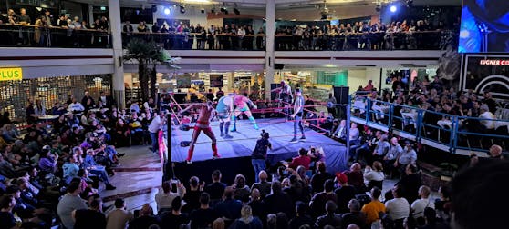 Wrestling-Action in der Lugner City