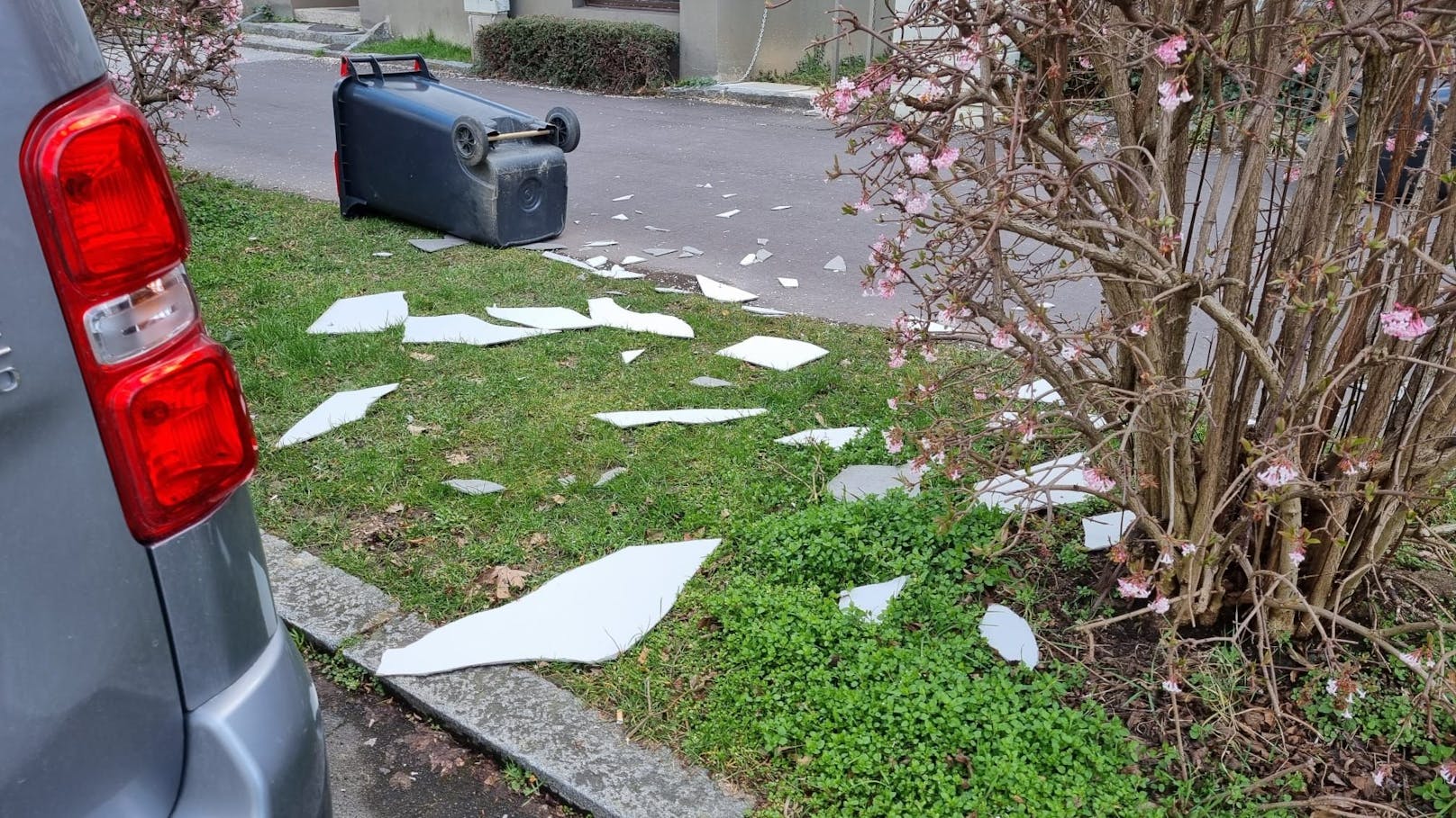 In Linz-Urfahr riss der Sturm Teile von Fassaden von Gebäuden.