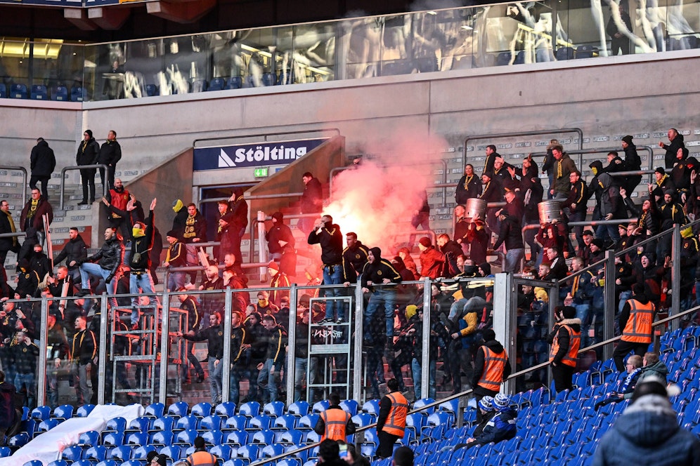 Unmittelbar vor dem Revier-Derby zwischen Schalke und Dortmund wurde ein Fotograf getroffen. 