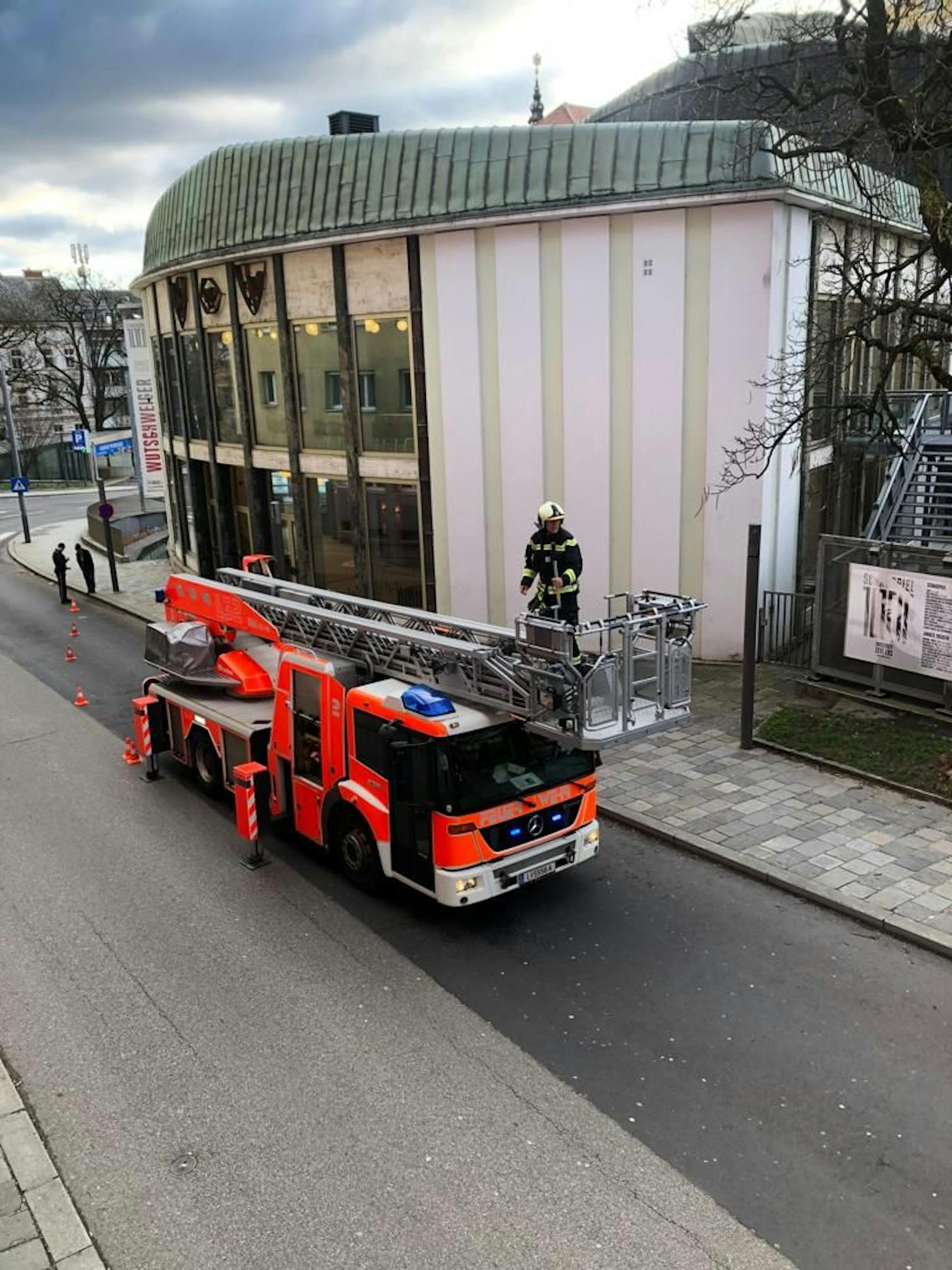 Durch den Sturm wurde das Dach des Landestheaters in Linz beschädigt. Die Feuerwehr steht im Einsatz.