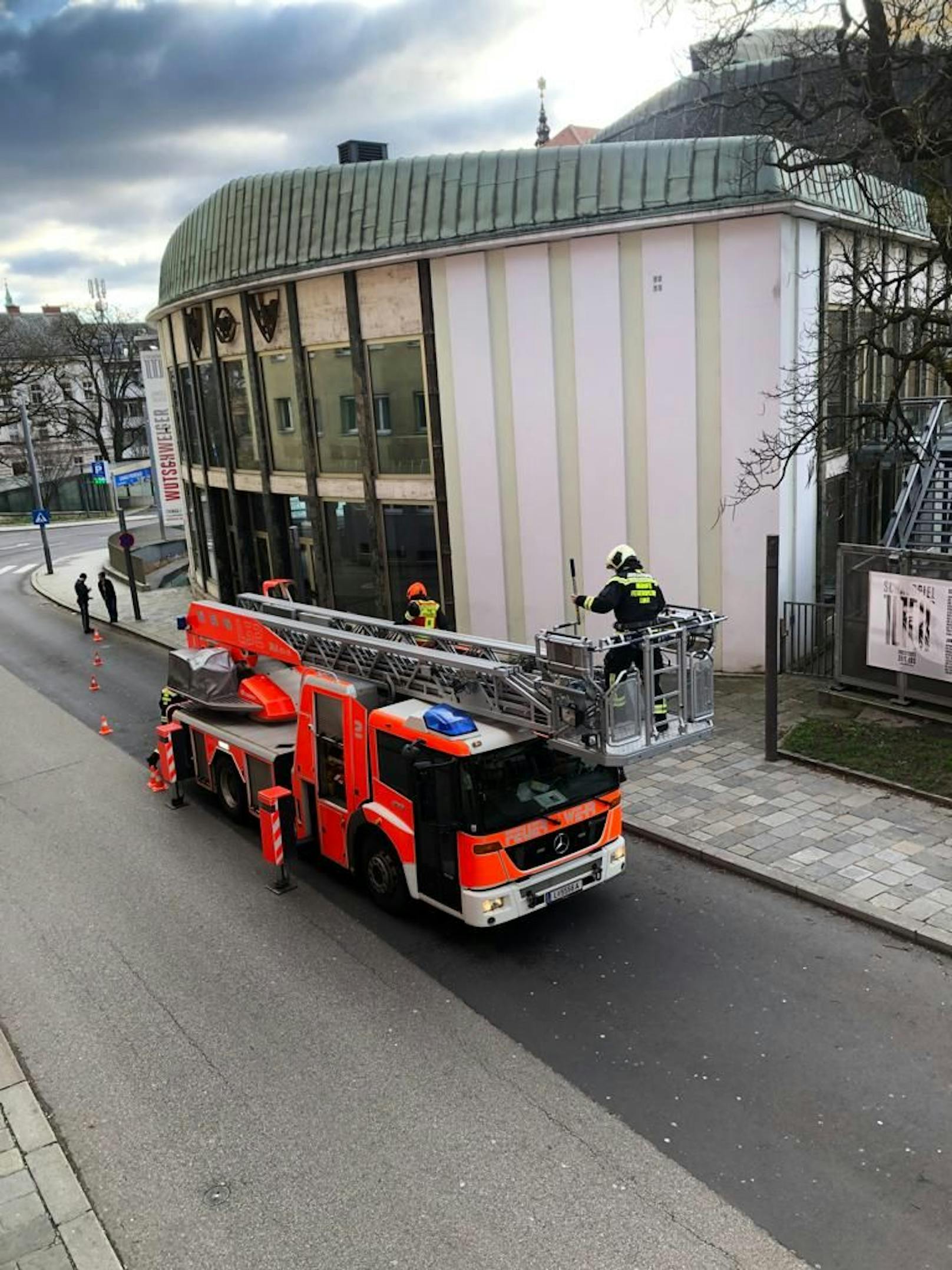 Durch den Sturm wurde das Dach des Landestheaters in Linz beschädigt. Die Feuerwehr steht im Einsatz.