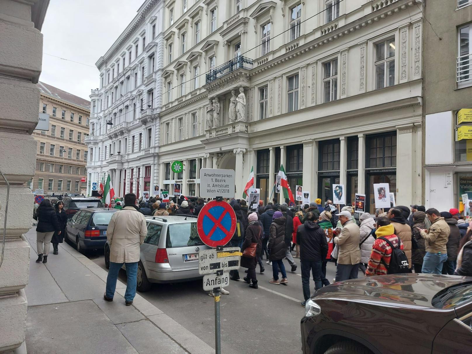 Dutzende Wiener protestierten gegen das Mullah-Regime im Iran.